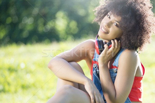 Foto d'archivio: African · american · ragazza · rilassante · outdoor · cuffie · foto