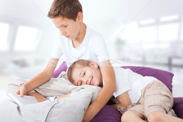 Dos pequeño hermanos casa nino escuchar Foto stock © NeonShot