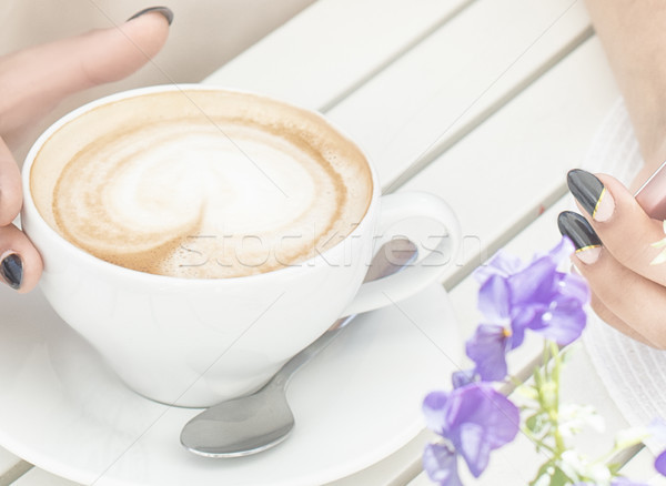 Beker koffie houten tafel meisje Stockfoto © NeonShot