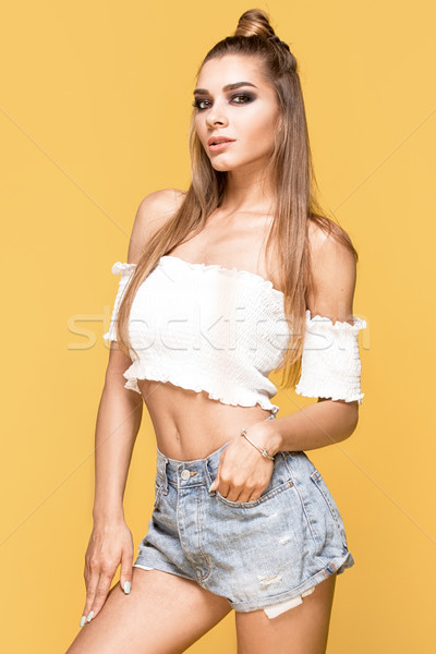 Kobiet model stwarzające żółty młodych piękna Zdjęcia stock © NeonShot