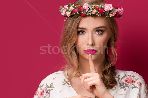 Frumuseţe femeie model flori modă portret Imagine de stoc © NeonShot