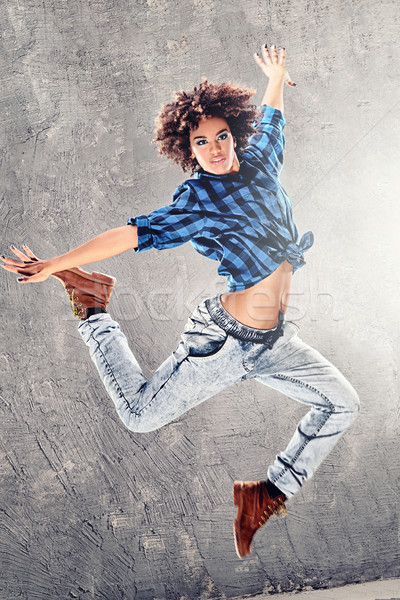 Giovane ragazza dancing jumping giovani urbana hip hop Foto d'archivio © NeonShot