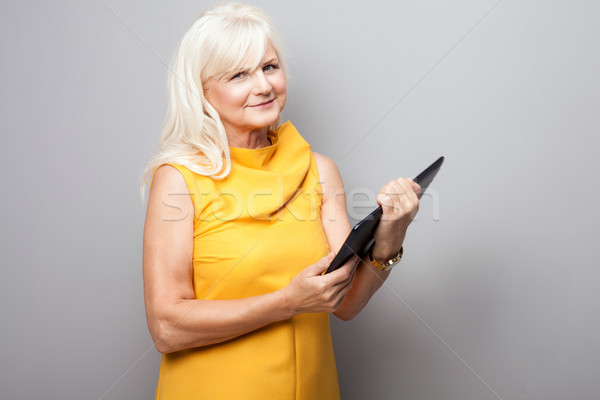 Portré vonzó idős üzletasszony tabletta gyönyörű Stock fotó © NeonShot