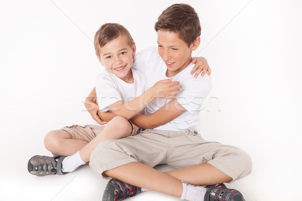 Foto stock: Retrato · de · família · dois · irmãos · posando · casa