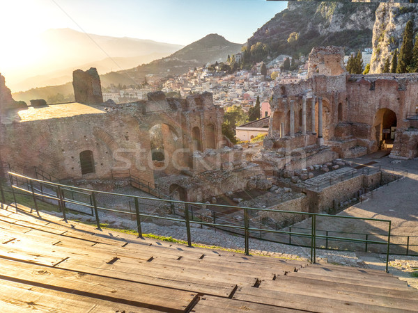 Peisaj vechi teatru grec vulcan Imagine de stoc © NeonShot