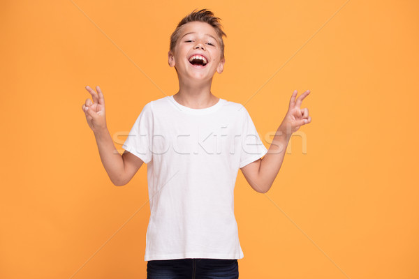 Tineri băiat portocaliu studio Imagine de stoc © NeonShot