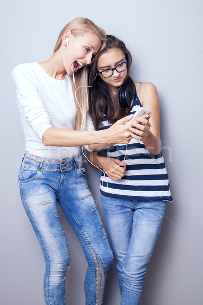 Foto stock: Dos · hermanas · escuchar · música · hermosa · amigos