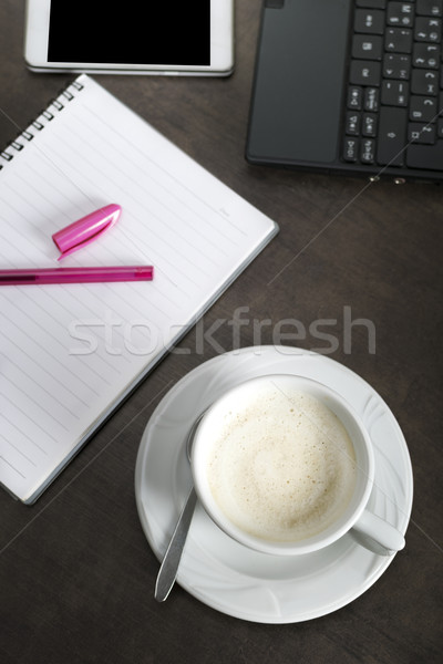 Foto stock: Bloco · de · notas · telefone · laptop · xícara · de · café · escritório · mesa · de · madeira