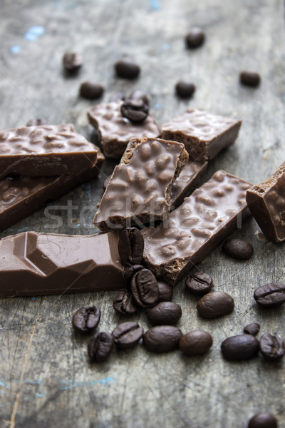 Foto d'archivio: Cioccolato · bar · chicchi · di · caffè · tavolo · in · legno · sfondo