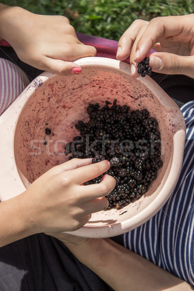 Matka córka jeść strony Zdjęcia stock © nessokv