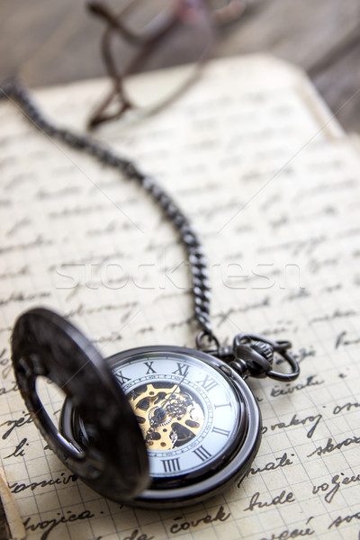 Foto d'archivio: Vintage · orologio · da · tasca · vecchio · libro · primo · piano · libro · clock