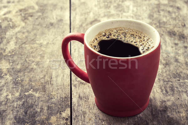 Vechi roşu cana de cafea tabel culoare Imagine de stoc © nessokv