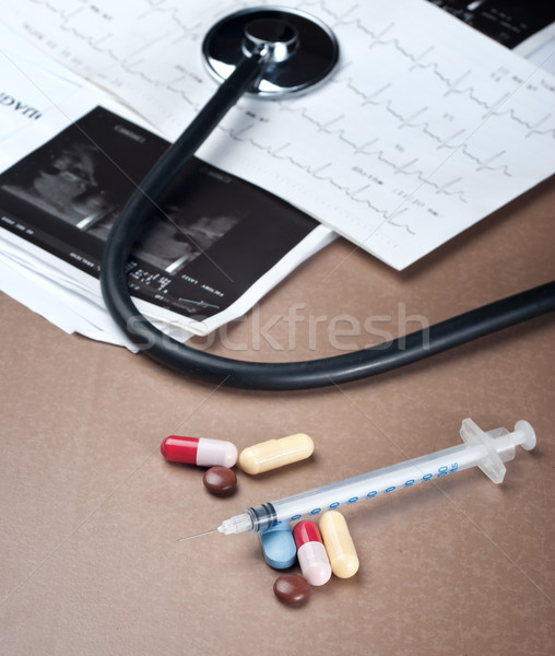 Imagine de stoc: Insulina · seringă · droguri · masa · de · lemn · medic · inimă
