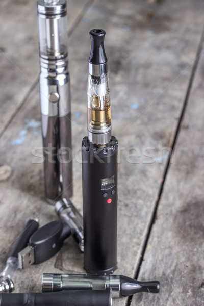 Electrónico cigarrillo edad mesa de madera negro elección Foto stock © nessokv