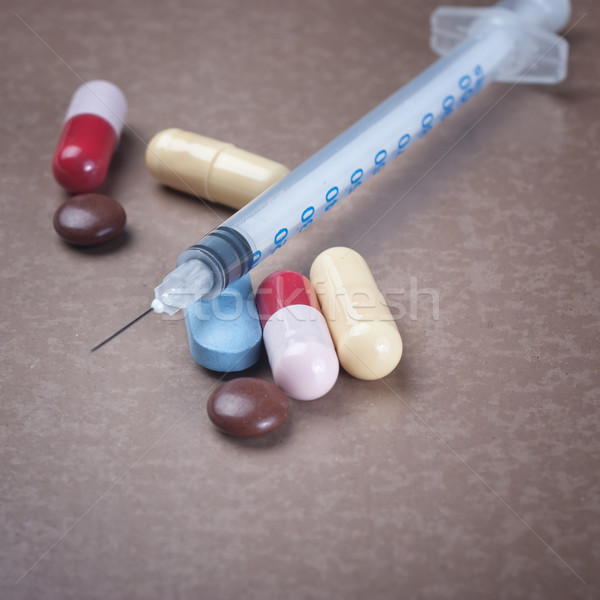 Ensülin şırınga ilaçlar ahşap masa tıbbi bilim Stok fotoğraf © nessokv