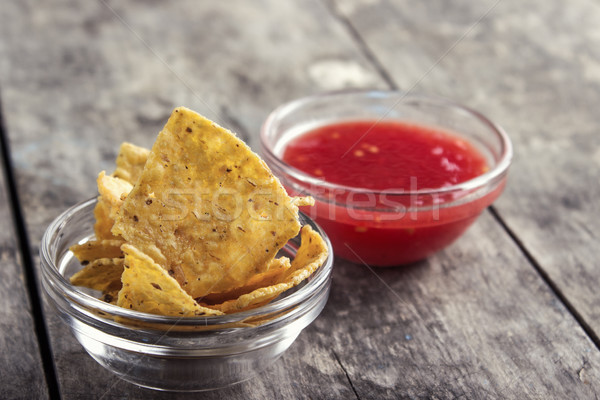 Puchar salsa tortilla chipy drewniany stół szkła Zdjęcia stock © nessokv