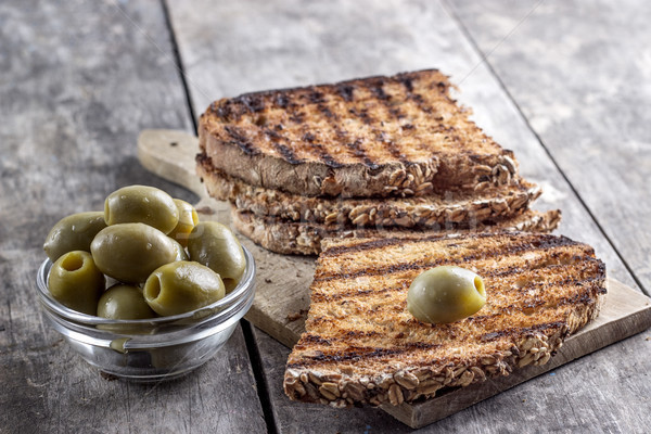 商业照片: 烤    面包    橄榄    表            黑色 / toasted