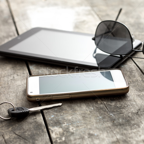 Téléphone portable comprimé lunettes de soleil table technologie Photo stock © nessokv