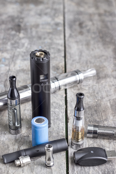 Electrónico cigarrillo edad mesa de madera azul elección Foto stock © nessokv