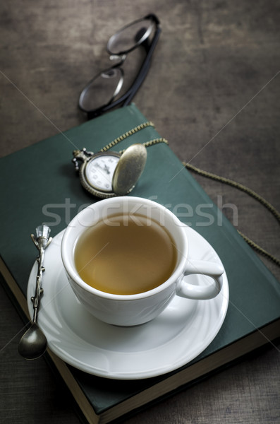 Foto stock: Taza · té · libro · mesa · primer · plano · fondo