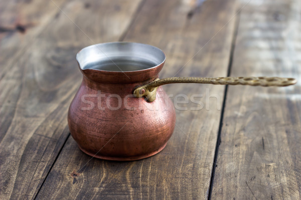 Vieux cuivre pot table table en bois Photo stock © nessokv