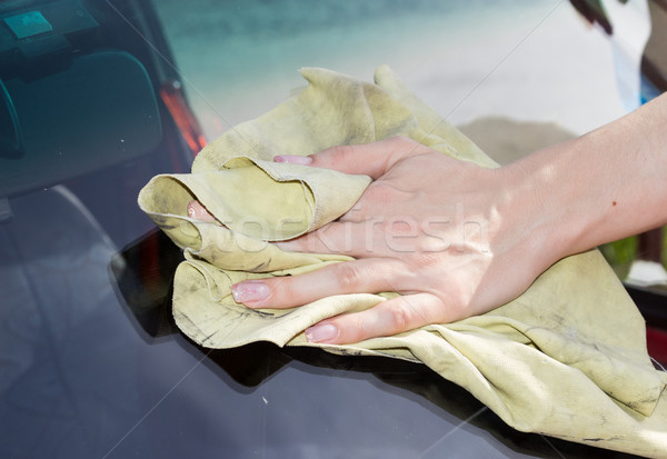 Mycia przednia szyba kobiet strony lata Zdjęcia stock © nessokv