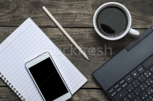 Foto stock: Bloc · de · notas · teléfono · portátil · taza · de · café · oficina · mesa · de · madera