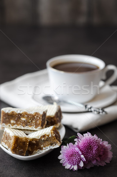 Nápolyi torták karamell csésze kávé közelkép Stock fotó © nessokv