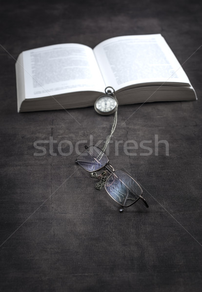 Timp învăţa citit carte ochelari ceas Imagine de stoc © nessokv