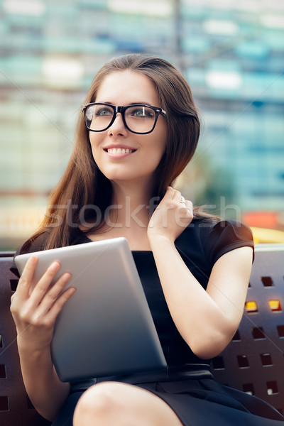 Jonge vrouw tablet uit stad vrouw Stockfoto © NicoletaIonescu