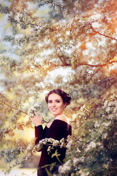 Güzel zarif kadın bahar çiçek Stok fotoğraf © NicoletaIonescu