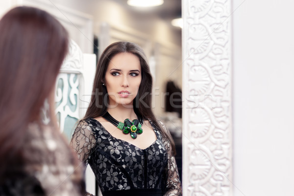 Fata frumoasa negru dantelă rochie uita oglindă Imagine de stoc © NicoletaIonescu