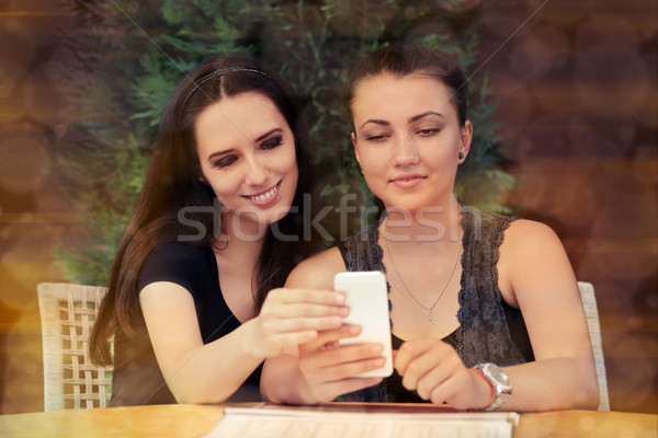 Jonge vrouwen naar scherm twee meisjes Stockfoto © NicoletaIonescu