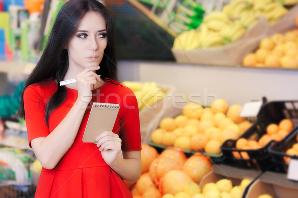 Zdjęcia stock: Ciekawy · kobieta · supermarket · listy · młoda · dziewczyna · rynku