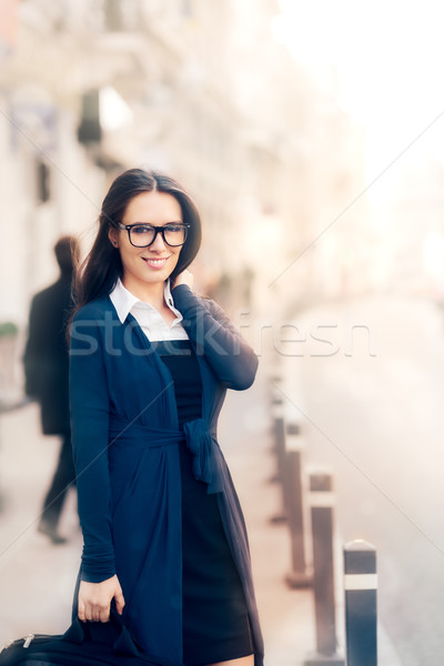 Foto stock: Mulher · jovem · pasta · fora · em · pé · calçada · negócio