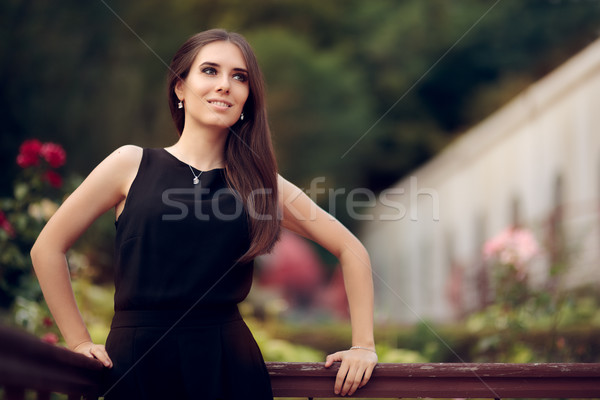 Stock foto: Eleganten · Frau · tragen · schwarzes · Kleid · stehen · Terrasse