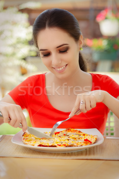 Mutlu genç kadın yeme pizza güzel kız restoran Stok fotoğraf © NicoletaIonescu