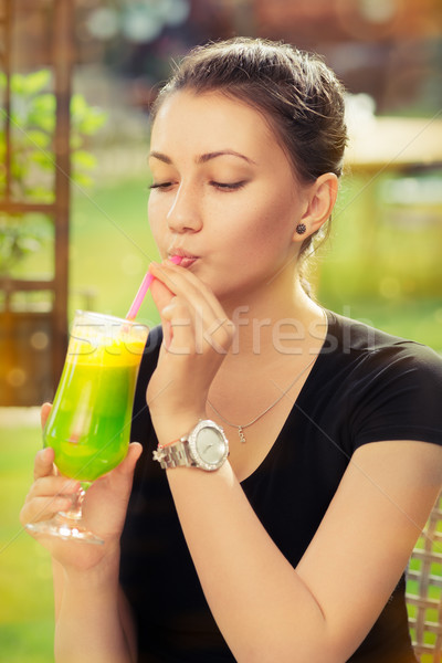 Colorido cóctel beber fuera mujer hermosa Foto stock © NicoletaIonescu