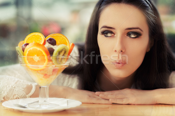Ensalada de fruta postre mujer hermosa sonrisa cara Foto stock © NicoletaIonescu