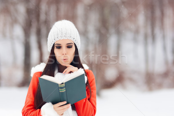 Sorpreso donna lettura libro fuori neve Foto d'archivio © NicoletaIonescu