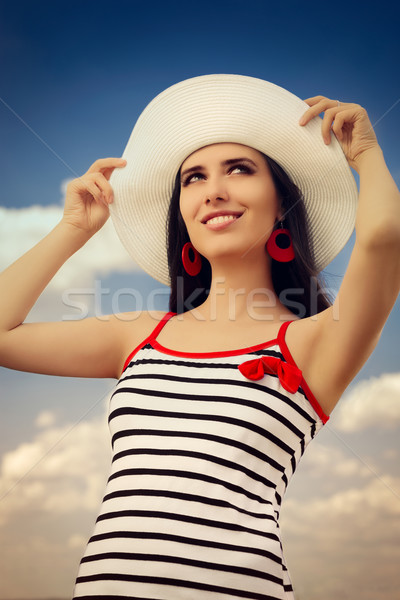 Hermosa niña sombrero de paja cielo azul verano retrato Foto stock © NicoletaIonescu