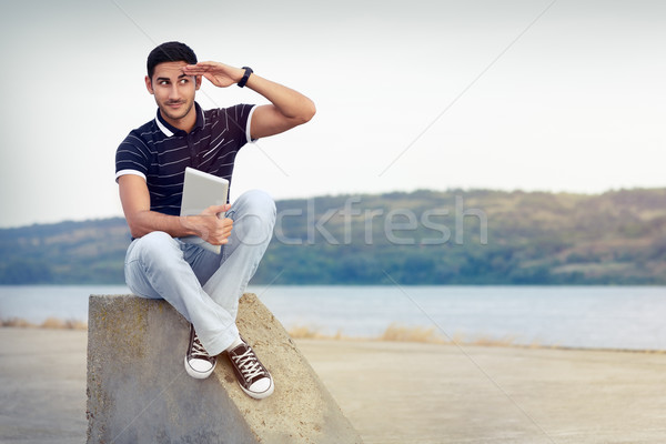 Foto stock: Joven · gafas · de · sol · tableta · agua · retrato · guapo