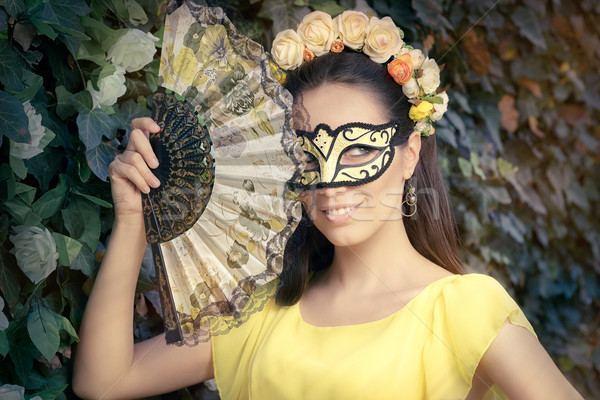 Bela mulher floral coroa máscara ventilador retrato Foto stock © NicoletaIonescu