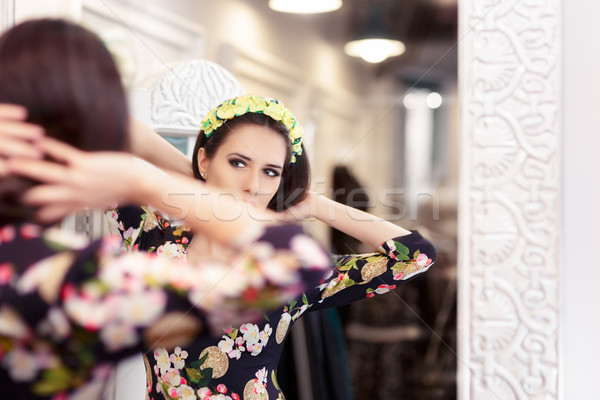 Hermosa niña mirando espejo floral vestido retrato Foto stock © NicoletaIonescu