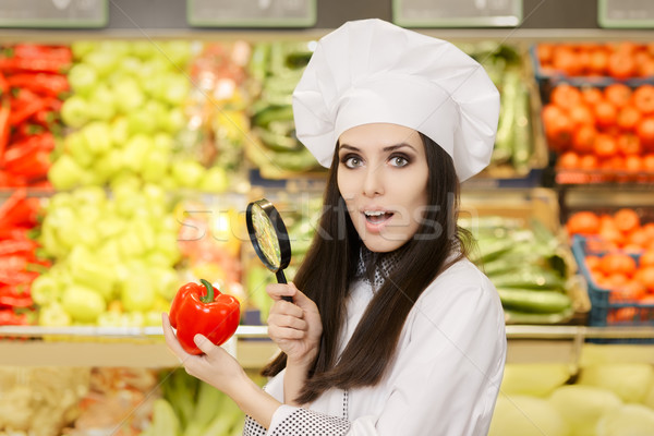 Grappig dame chef groenten vergrootglas portret Stockfoto © NicoletaIonescu