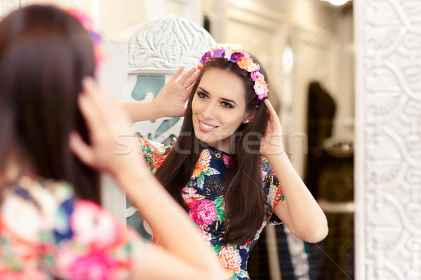 Fata frumoasa uita oglindă rochie portret Imagine de stoc © NicoletaIonescu