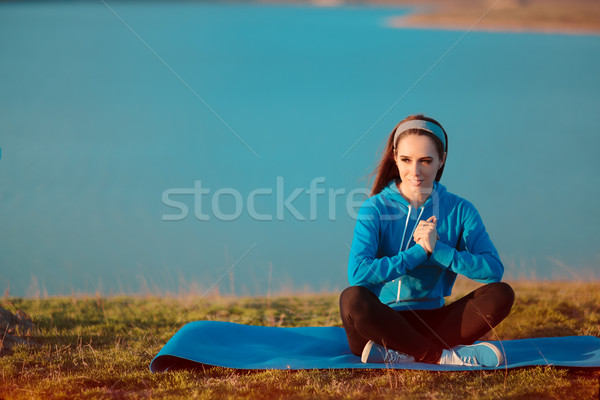 Gelukkig meisje mediteren yogamat natuur glimlachende vrouw zen Stockfoto © NicoletaIonescu