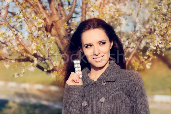 Frau halten Pillen kämpfen Frühling Allergien Stock foto © NicoletaIonescu