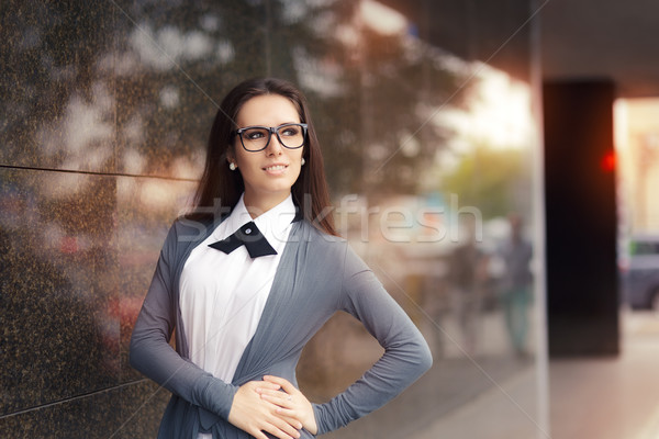 Elegante vrouw bril permanente uit Stockfoto © NicoletaIonescu