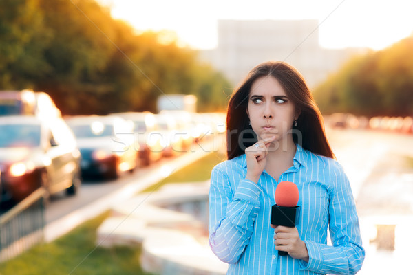 Stockfoto: Verwonderd · vrouwelijke · verslaggever · veld · verkeer · vrouw